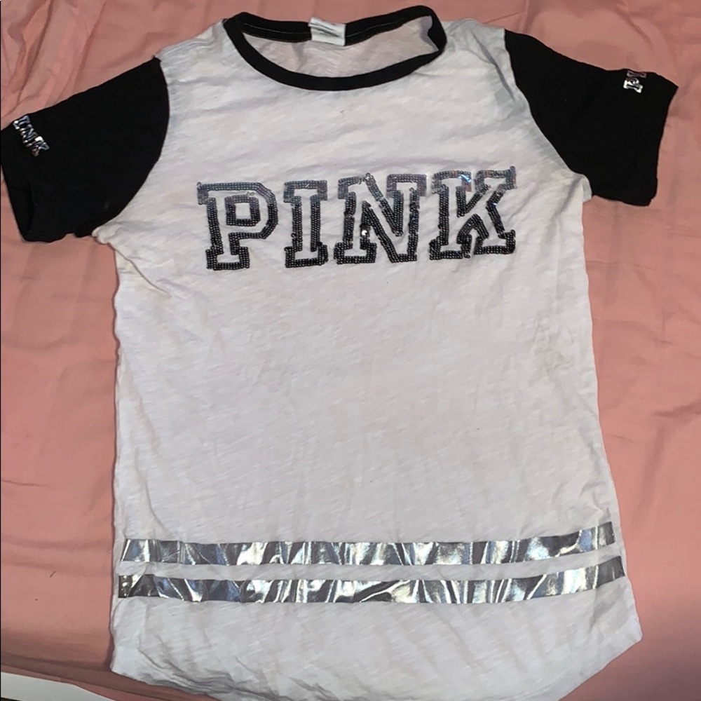 vs pink tee